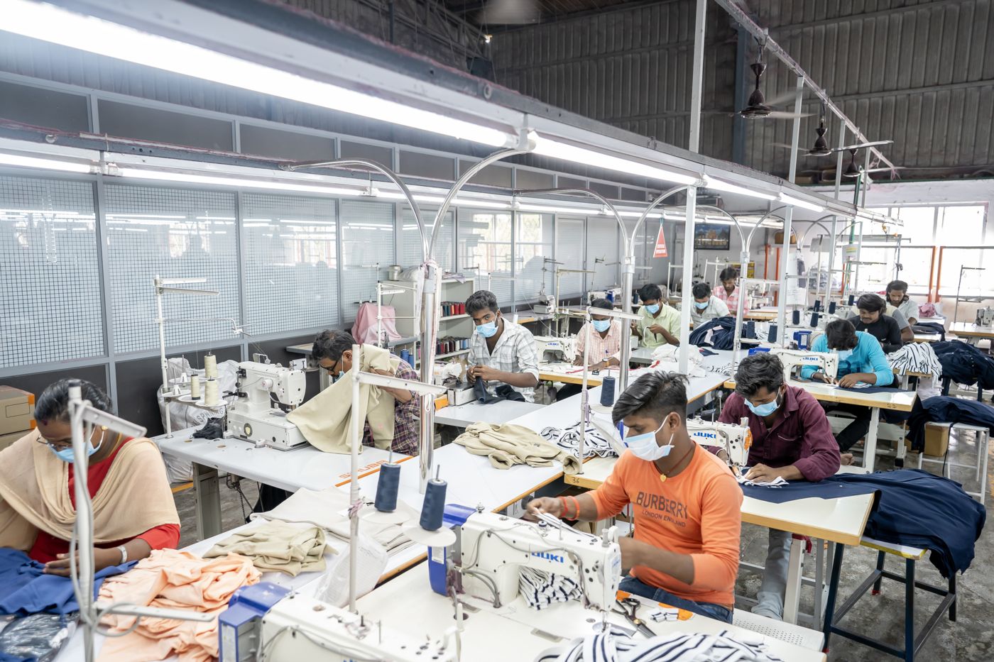 Sewing unit with rows of machines